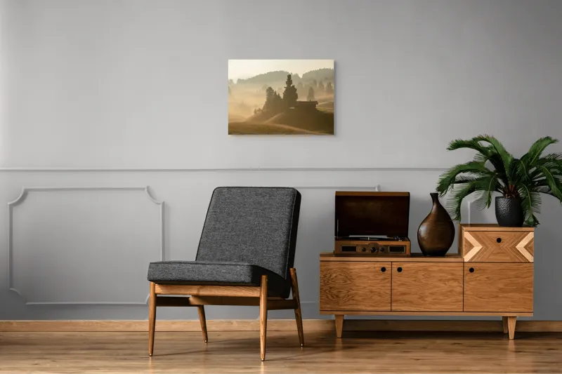 Tablou Canvas, "Dimineață învăluită de cețuri aurii", Cabană, Dealuri, Ceață, Răsărit, Pădure, Liniște, Natură, Peisaj, Umbre, Serenitate, 70 x 50 cm – poza 4