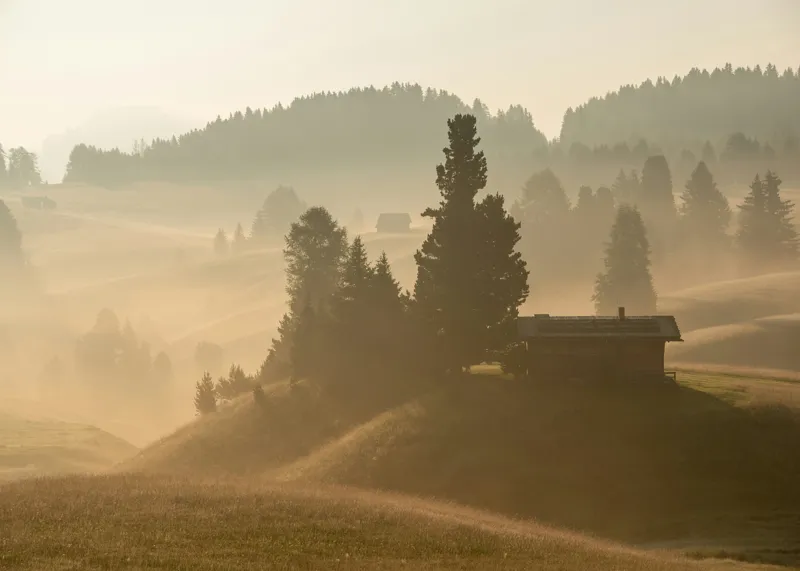 Tablou Canvas, "Dimineață învăluită de cețuri aurii", Cabană, Dealuri, Ceață, Răsărit, Pădure, Liniște, Natură, Peisaj, Umbre, Serenitate, 70 x 50 cm – poza 2