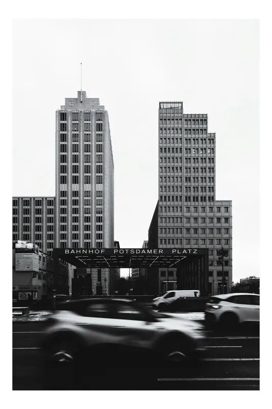 Tablou Canvas 'Ecoul Timpului în Mișcare Urbană' - Artă Murală Modernă, 70 x 100 cm