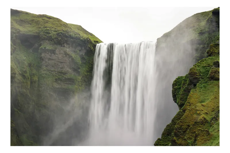 Tablou Canvas, "Cascada puternică prin munții verzi", Cascadă, Natură, Verdeață, Roci, Apă, Măreție, Forță, Peisaj, Ploaie, Curgere, 70 x 50 cm