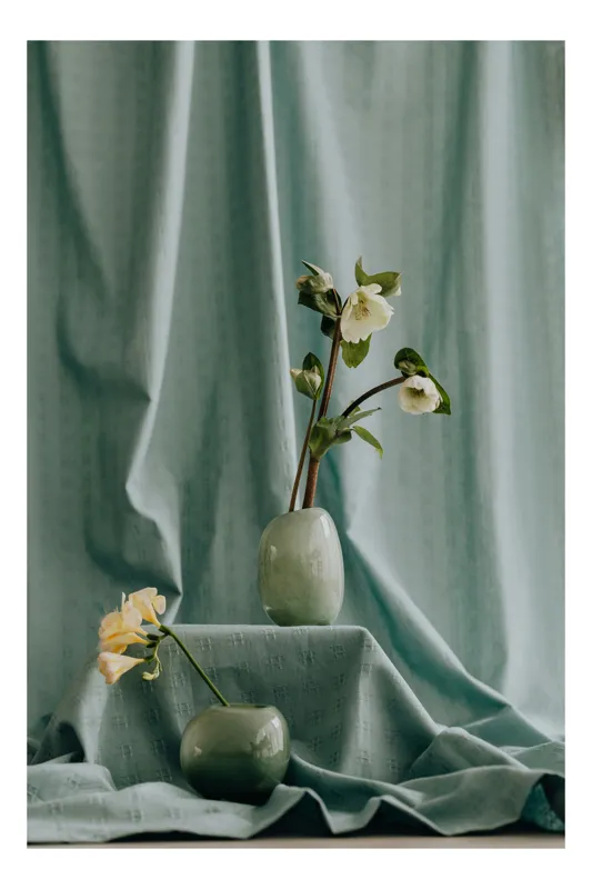 Tablou Canvas, "Flori delicate în vaze verzi", Flori, Vaze, Draperie, Verde, Artă, Natură, Estetică, Eleganță, Simplu, Armonie, 39 x 54 cm