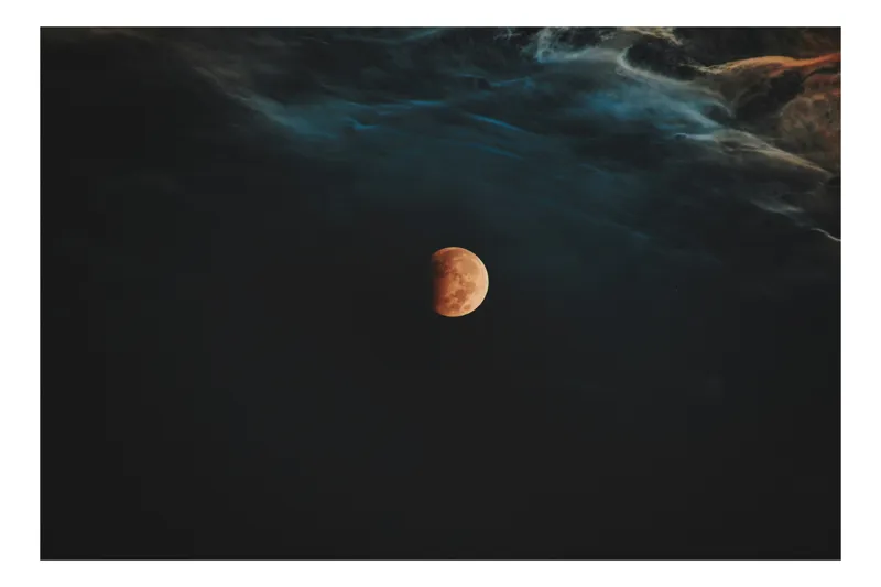 Tablou Canvas, Luna învăluită de nori misterioși, 100 x 70 cm