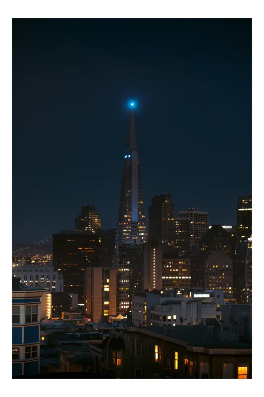 Tablou Canvas, "Piramida strălucitoare în noapte liniștită", Oraș, Noapte, San Francisco, Lumină, Clădiri, Transamerica, Pătrat, Albastru, Cer, Turn, 50 x 90 cm