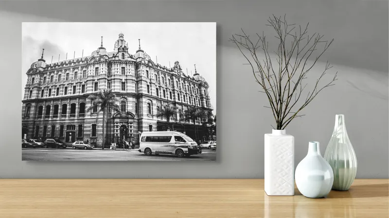 Tablou Canvas Monument urban în alb și negru, 70 x 50 cm – poza 3
