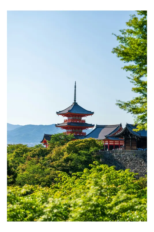 Tablou Canvas, "Pagoda roșie între copaci verzi și munți", Pagodă, Natură, Soare, Cer, Verdeață, Tradiție, Linie, Recent, Peisaj, Arhitectură, 50 x 70 cm
