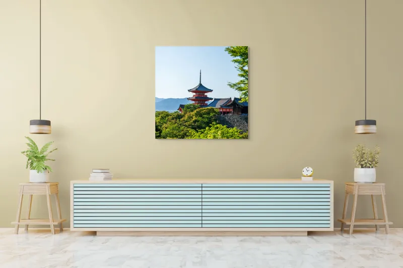 Tablou Canvas, "Pagoda roșie între copaci verzi și munți", Pagodă, Natură, Soare, Cer, Verdeață, Tradiție, Linie, Recent, Peisaj, Arhitectură, 100 x 100 cm – poza 5