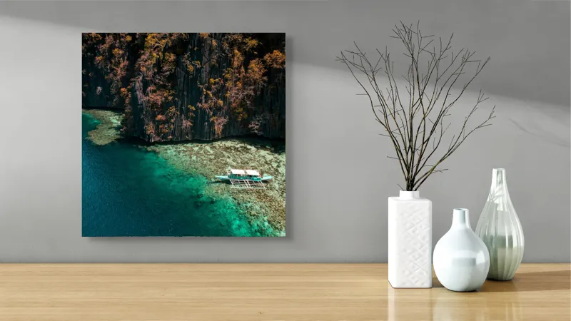 Tablou Canvas, "Barcă solitară lângă stânci abrupte", Ocean, Barcă, Stânci, Vegetație, Coral, Apă, Natural, Peisaj, Exotic, Pitoresc, 50 x 50 cm – poza 3