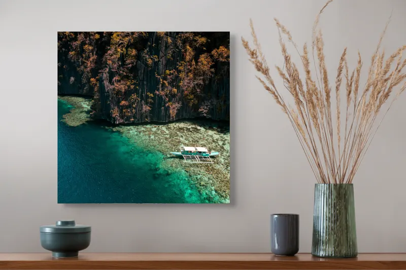Tablou Canvas, "Barcă solitară lângă stânci abrupte", Ocean, Barcă, Stânci, Vegetație, Coral, Apă, Natural, Peisaj, Exotic, Pitoresc, 50 x 50 cm – poza 4