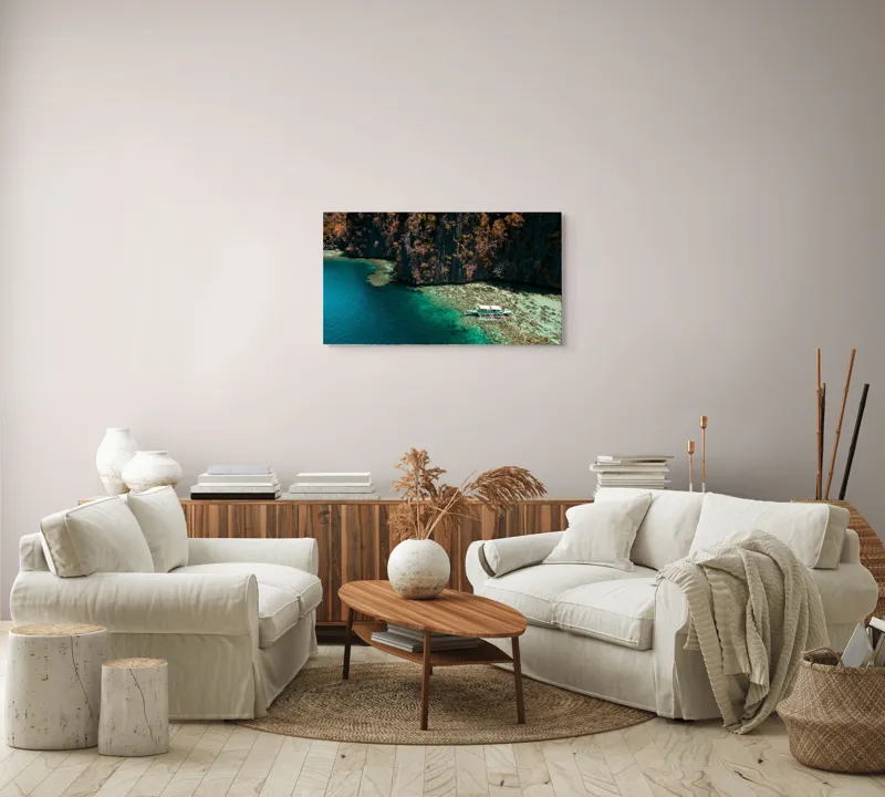 Tablou Canvas, "Barcă solitară lângă stânci abrupte", Ocean, Barcă, Stânci, Vegetație, Coral, Apă, Natural, Peisaj, Exotic, Pitoresc, 90 x 50 cm – poza 4