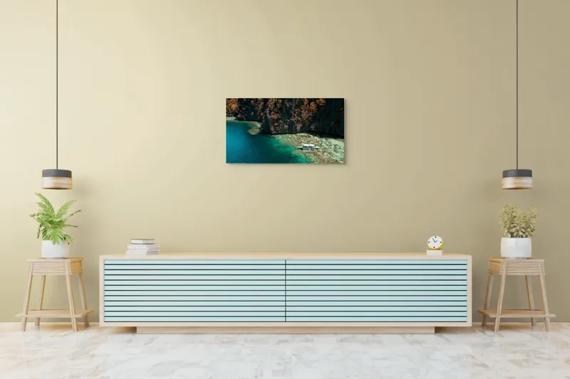 Tablou Canvas, "Barcă solitară lângă stânci abrupte", Ocean, Barcă, Stânci, Vegetație, Coral, Apă, Natural, Peisaj, Exotic, Pitoresc, 90 x 50 cm – poza 5
