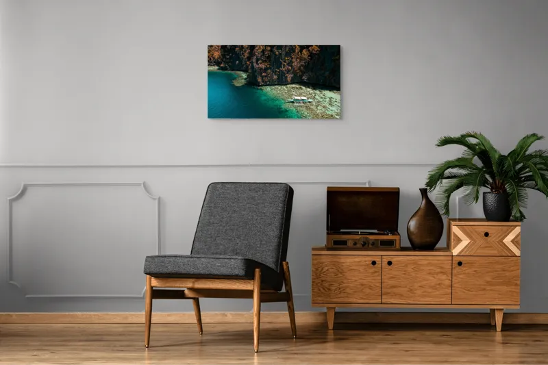 Tablou Canvas, "Barcă solitară lângă stânci abrupte", Ocean, Barcă, Stânci, Vegetație, Coral, Apă, Natural, Peisaj, Exotic, Pitoresc, 90 x 50 cm – poza 6