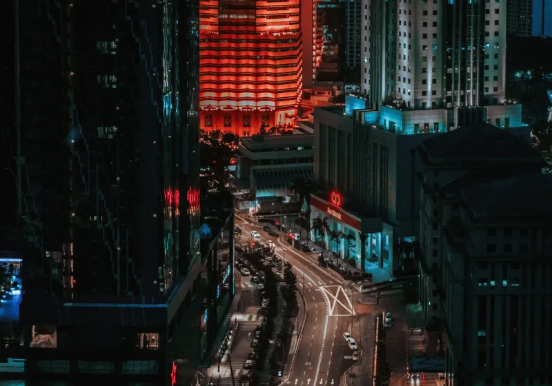 Tablou Canvas, "City Lights în Noapte Urbană", Oraș, Lumină, Clădiri, Noapte, Trafic, Reflexii, Urban, Modern, Străzi, Iluminat, 100 x 70 cm – poza 2