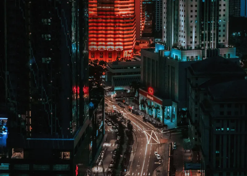 Tablou Canvas, "City Lights în Noapte Urbană", Oraș, Lumină, Clădiri, Noapte, Trafic, Reflexii, Urban, Modern, Străzi, Iluminat, 70 x 50 cm – poza 2