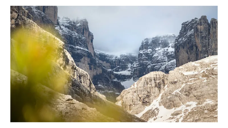 Tablou Canvas pe temă alpină: Printre stânci spre infinitul alpin, 90 x 50 cm
