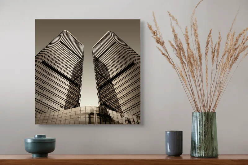 Tablou Canvas, "Turnuri gemene oglindite în apusul urban.", Turnuri, Înălțime, Geometrie, Simetrie, Metal, Sticlă, Modern, Arhitectură, Urban, Impresionant, 50 x 50 cm – poza 4