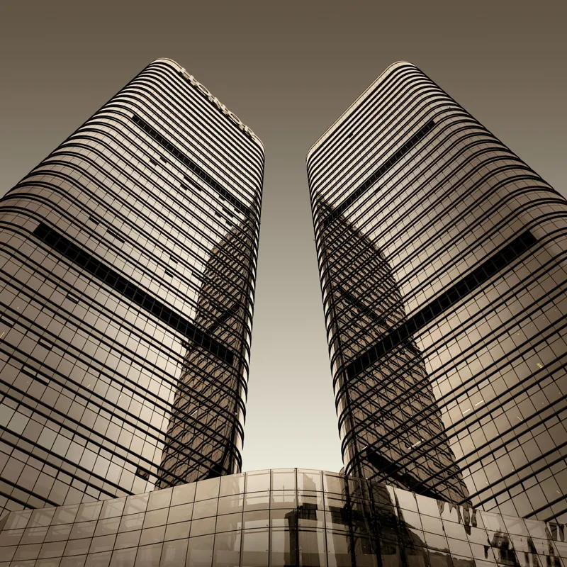 Tablou Canvas, "Turnuri gemene oglindite în apusul urban.", Turnuri, Înălțime, Geometrie, Simetrie, Metal, Sticlă, Modern, Arhitectură, Urban, Impresionant, 50 x 50 cm – poza 2