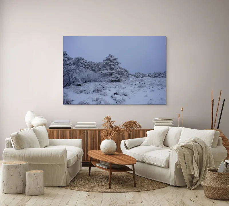 Tablou Canvas, "Pădure înghețată sub cerul albastru", Albastru, Rece, Ninsoare, Copaci, Iarnă, Tăcere, Înghețat, Natură, Peisaj, Tranquilitate, 150 x 100 cm – poza 3