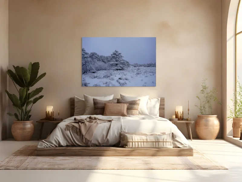 Tablou Canvas, "Pădure înghețată sub cerul albastru", Albastru, Rece, Ninsoare, Copaci, Iarnă, Tăcere, Înghețat, Natură, Peisaj, Tranquilitate, 150 x 100 cm – poza 4