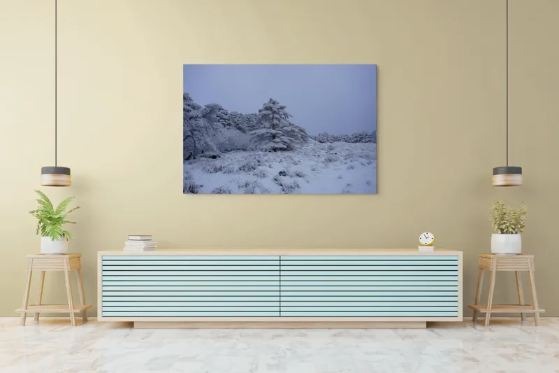Tablou Canvas, "Pădure înghețată sub cerul albastru", Albastru, Rece, Ninsoare, Copaci, Iarnă, Tăcere, Înghețat, Natură, Peisaj, Tranquilitate, 150 x 100 cm – poza 6