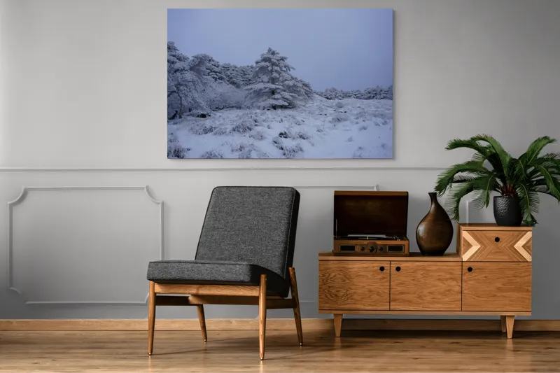 Tablou Canvas, "Pădure înghețată sub cerul albastru", Albastru, Rece, Ninsoare, Copaci, Iarnă, Tăcere, Înghețat, Natură, Peisaj, Tranquilitate, 150 x 100 cm – poza 8