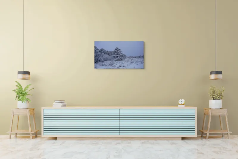 Tablou Canvas, "Pădure înghețată sub cerul albastru", Albastru, Rece, Ninsoare, Copaci, Iarnă, Tăcere, Înghețat, Natură, Peisaj, Tranquilitate, 90 x 50 cm – poza 5
