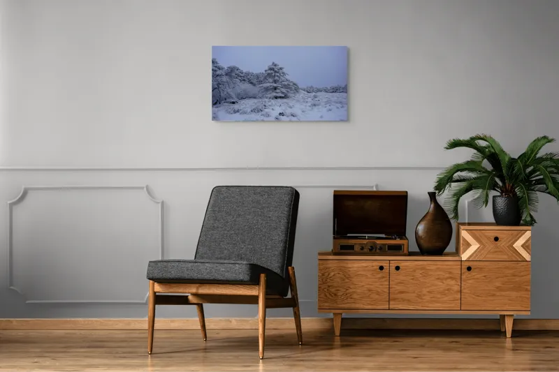 Tablou Canvas, "Pădure înghețată sub cerul albastru", Albastru, Rece, Ninsoare, Copaci, Iarnă, Tăcere, Înghețat, Natură, Peisaj, Tranquilitate, 90 x 50 cm – poza 6