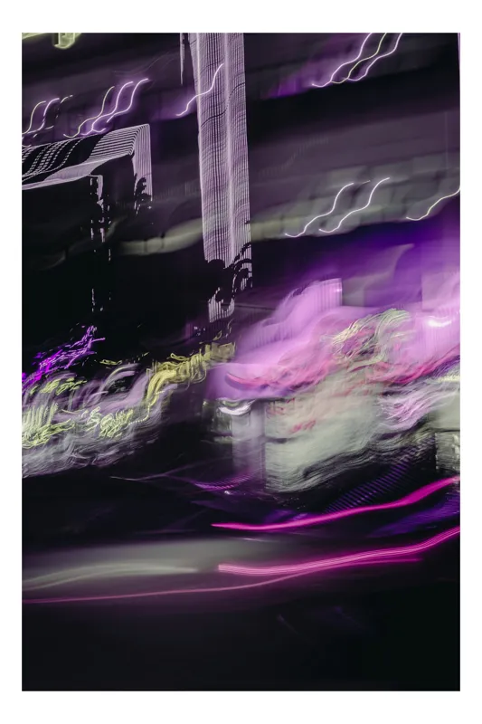 Tablou Canvas Ritmul Orașului în Lumini Violet, 50 x 70 cm