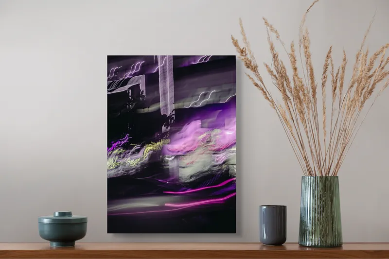 Tablou Canvas Ritmul Orașului în Lumini Violet, 39 x 54 cm – poza 3