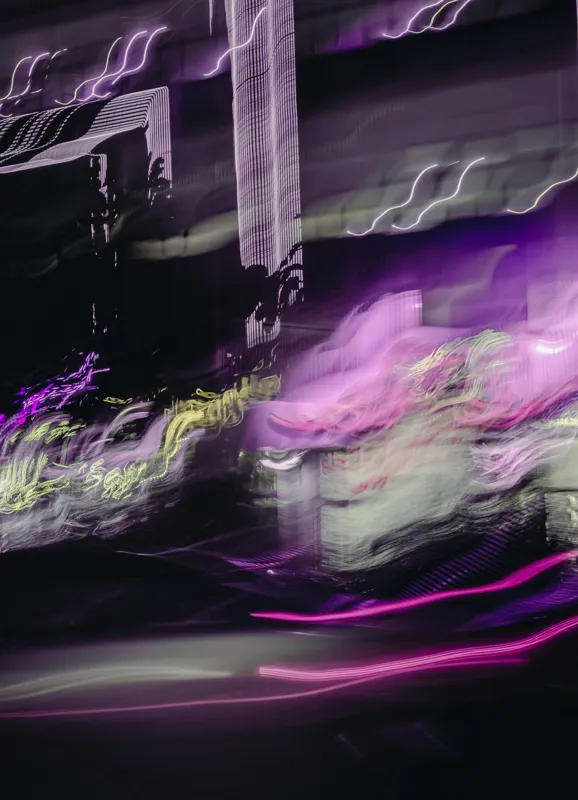 Tablou Canvas Ritmul Orașului în Lumini Violet, 39 x 54 cm – poza 2