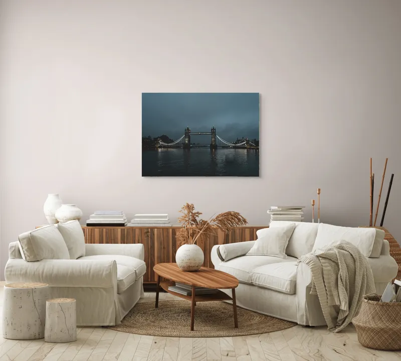 Tablou Canvas, "Podul Londonez în amurg ploios", Pod, Lumină, Noapte, Reflecție, Cer, Turnuri, Râu, Siluetă, Nor, Peisaj., 100 x 70 cm – poza 3
