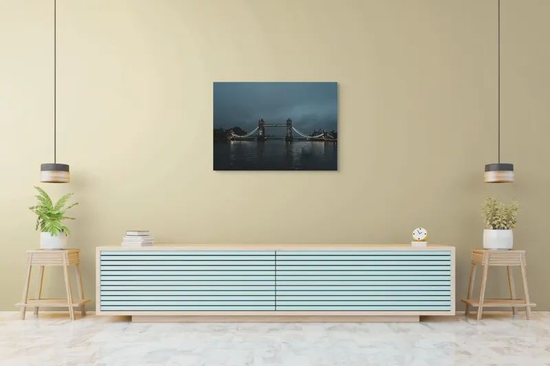 Tablou Canvas, "Podul Londonez în amurg ploios", Pod, Lumină, Noapte, Reflecție, Cer, Turnuri, Râu, Siluetă, Nor, Peisaj., 100 x 70 cm – poza 4