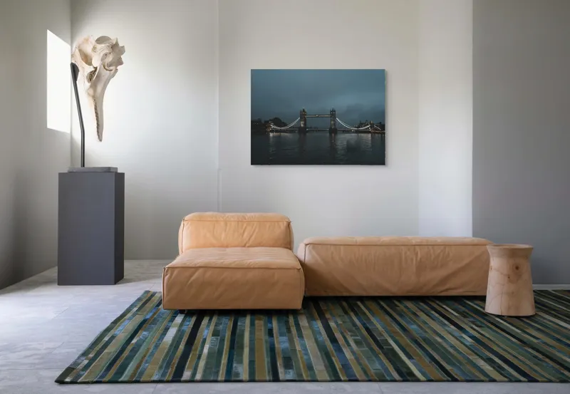 Tablou Canvas, "Podul Londonez în amurg ploios", Pod, Lumină, Noapte, Reflecție, Cer, Turnuri, Râu, Siluetă, Nor, Peisaj., 100 x 70 cm – poza 7