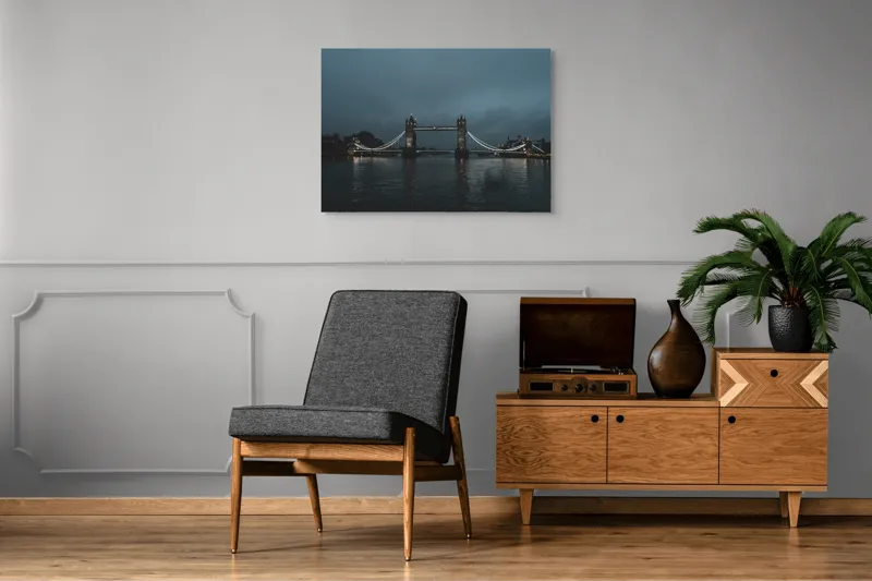 Tablou Canvas, "Podul Londonez în amurg ploios", Pod, Lumină, Noapte, Reflecție, Cer, Turnuri, Râu, Siluetă, Nor, Peisaj., 100 x 70 cm – poza 8