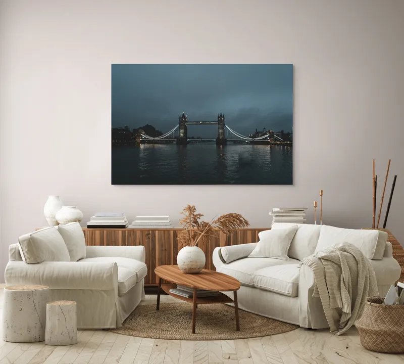 Tablou Canvas, "Podul Londonez în amurg ploios", Pod, Lumină, Noapte, Reflecție, Cer, Turnuri, Râu, Siluetă, Nor, Peisaj., 150 x 100 cm – poza 3