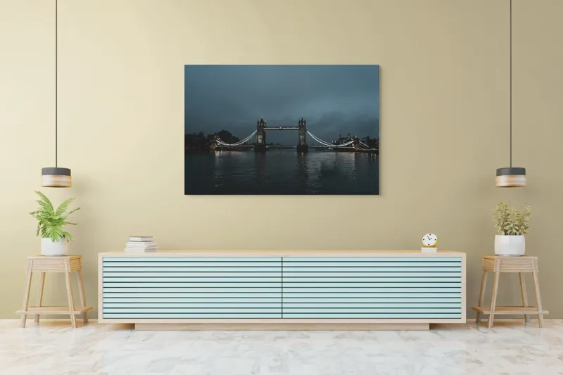 Tablou Canvas, "Podul Londonez în amurg ploios", Pod, Lumină, Noapte, Reflecție, Cer, Turnuri, Râu, Siluetă, Nor, Peisaj., 150 x 100 cm – poza 6