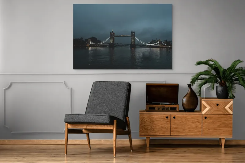 Tablou Canvas, "Podul Londonez în amurg ploios", Pod, Lumină, Noapte, Reflecție, Cer, Turnuri, Râu, Siluetă, Nor, Peisaj., 150 x 100 cm – poza 8
