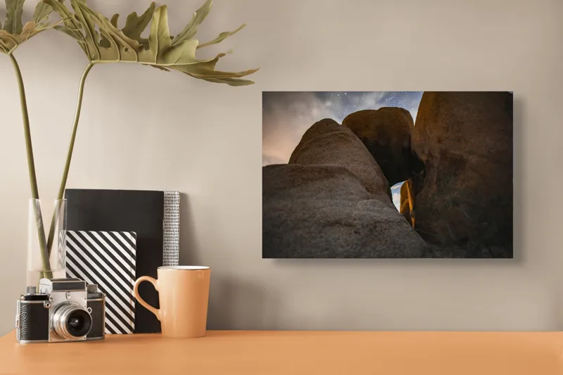 Tablou Canvas, "Bolovani uriași sub cer înstelat", Roci, Cer, Stele, Umbre, Nori, Noapte, Natură, Întuneric, 39 x 26 cm – poza 3