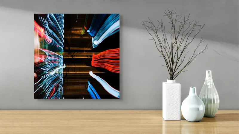 Tablou Canvas cu linii de lumină în mișcare nocturnă, artă abstractă dinamică, 50 x 50 cm – poza 3