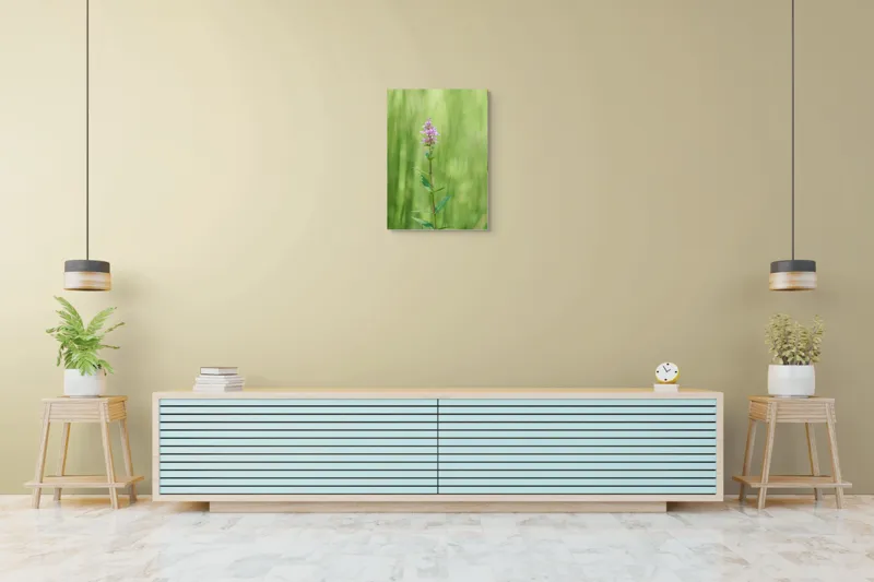 Tablou Canvas, "Floare solitară în verde infinit", Floare, Mov, Delicată, Verdeață, Natură, Singurătate, Verticalitate, Simplitate, Fragilitate, Prospețime, 50 x 70 cm – poza 6