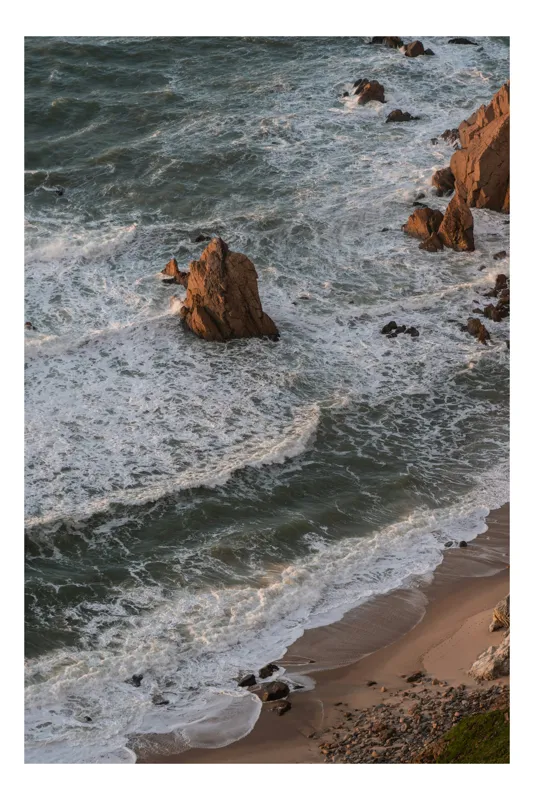 Tablou Canvas, "Valuri spumoase la țărmul stâncos", Valuri, Stânci, Apus, Plajă, Spumă, Ocean, Peisaj, Natură, Frumusețe, Liniște, 50 x 50 cm