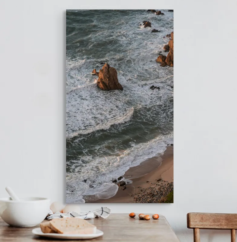 Tablou Canvas, "Valuri spumoase la țărmul stâncos", Valuri, Stânci, Apus, Plajă, Spumă, Ocean, Peisaj, Natură, Frumusețe, Liniște, 50 x 90 cm – poza 3