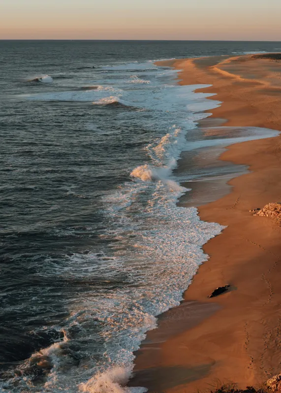 Tablou Canvas, "Apus liniștit pe plajă pustie", Ocean, Apus, Nisip, Valuri, Liniște, Umbre, Coastă, 50 x 70 cm – poza 2