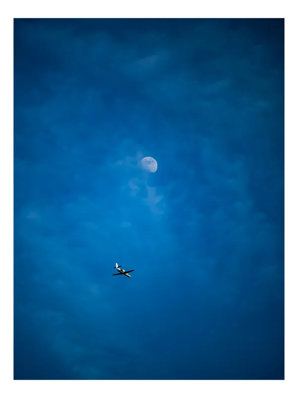 Tablou Canvas Avion spre lună în amurgul cerului, 100 x 100 cm