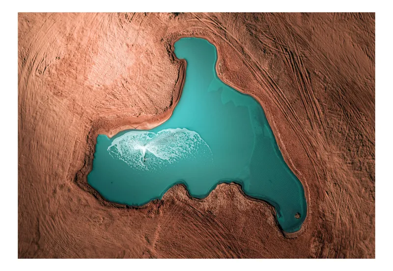 Tablou Canvas, "Lacul enigmatic în deșert arid", Planetă, Lac, Albastru, Peisaj, Red Desert, Contrast, Formă Unică, Acvatic., 100 x 100 cm