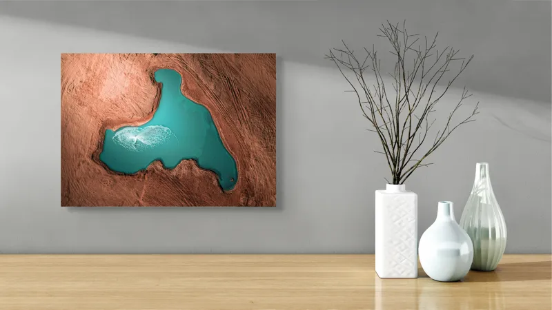 Tablou Canvas, "Lacul enigmatic în deșert arid", Planetă, Lac, Albastru, Peisaj, Red Desert, Contrast, Formă Unică, Acvatic., 54 x 39 cm – poza 3