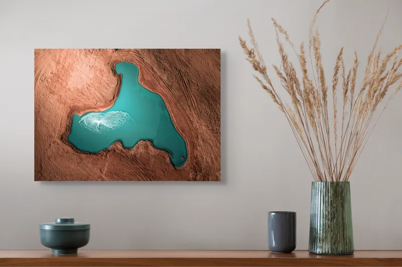 Tablou Canvas, "Lacul enigmatic în deșert arid", Planetă, Lac, Albastru, Peisaj, Red Desert, Contrast, Formă Unică, Acvatic., 54 x 39 cm – poza 4