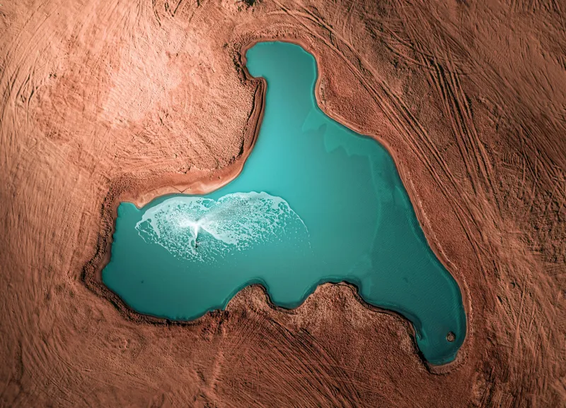 Tablou Canvas, "Lacul enigmatic în deșert arid", Planetă, Lac, Albastru, Peisaj, Red Desert, Contrast, Formă Unică, Acvatic., 54 x 39 cm – poza 2