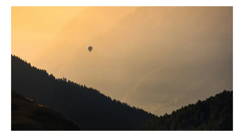 Tablou Canvas Balon Solitar în Zori Portocalii, 90 x 50 cm