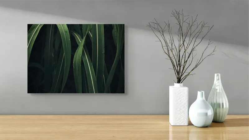 Tablou Canvas, "Verde proaspăt în dansul naturii", Frunze, Verde, Umezeală, Întunecat, Natură, Textură, Vegetație, 54 x 39 cm – poza 3