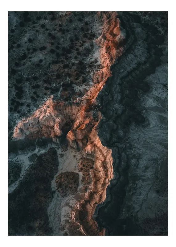 Tablou Canvas, "Siluete stâncoase în lumina asfințitului", Terase, Contrast, Crepuscul, Texturi, Roci, Umbre, Peisaj, Ruginiu, Lumină, Mineral., 70 x 100 cm